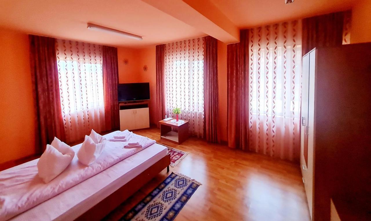 Pensiunea Sanziana Hotel ออราแด ภายนอก รูปภาพ